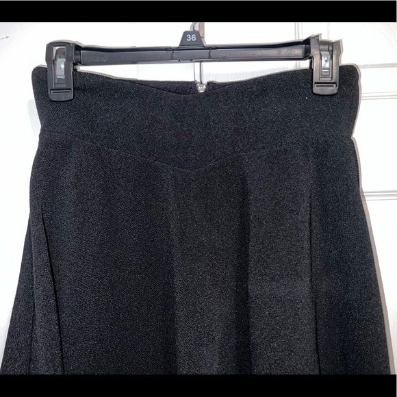 Black skirt, some texture, flows - Picture 3 of 3